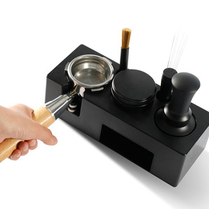 Soporte para tamper de café con cepillo y reposa portafiltro para máquina de espresso, juego de herramientas para barista, base de madera maciza antideslizante - Product Image 1