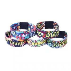 Bracelet de sport personnalisé en polyester avec anneau de maintien rétractable, logo pour entrée d'événement, sangle élastique pour poignet - Product Image 1