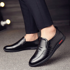 Mocasines de cuero negros sin cordones, zapatos informales de suela suave para hombre, estilo británico, diseño cómodo y a la moda - Product Image 2