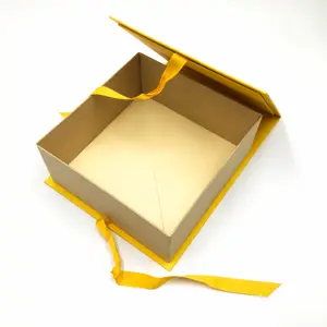 กล่องกระดาษแข็งที่มีริบบิ้นติดอยู่สำหรับบรรจุภัณฑ์ของขวัญเครื่องสำอางพรีเมี่ยม
