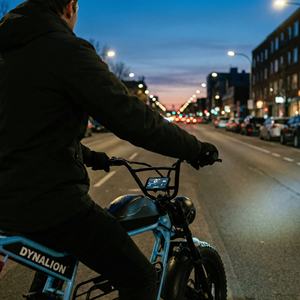 Vélo électrique hybride polyvalent à 7 vitesses avec écran LCD, vélo électrique hybride Scrambler pour la ville et les chemins de gravier - Product Image 6