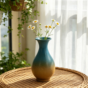 Vase à fleurs Metaluxe Regal Majestic Bloom en aluminium doré martelé, fait main, écologique, élégant, style côtier, centre de table en céramique - Product Image 5