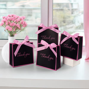 กระเป๋าช้อปปิ้งกระดาษคราฟท์สีดำหูจับริบบิ้นหรูหราบรรจุภัณฑ์บูติกเคลือบ UV สามารถปรับแต่งโลโก้ของคุณเองได้ - Product Image 6