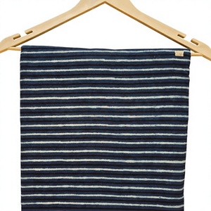 Tela de algodón azul índigo con estampado a mano, sin coser, para trajes, con rayas verticales tradicionales con técnica dabu. - Product Image 1