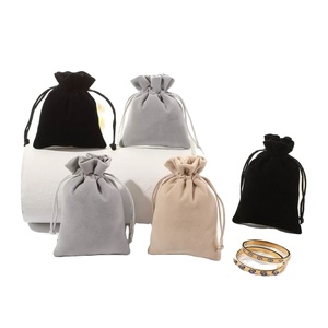 Pochette en velours noir personnalisée avec cordon de serrage, pochette à bijoux en velours, sacs à bijoux en velours avec logo - Product Image 1