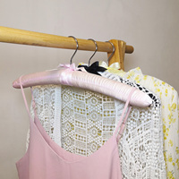 Cintre en bois rembourré en satin noir pour boutique