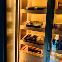 Armoire à cigares de luxe légère avec porte vitrée, armoire de rangement pour cigares encastrée sur mesure OEM pour villa et club