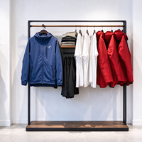 Présentoir de Vêtements Autonome en Métal Noir avec Plateau en Bois et Tringle de Suspension CE ETL pour Boutiques (Vente en Gros)