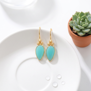 Pendientes ligeros y sencillos con cabujón de calcedonia aguamarina en forma de lágrima, latón chapado en oro de 18k, diseño con cuentas, gancho para la oreja, pendientes con bisel. - Product Image 6