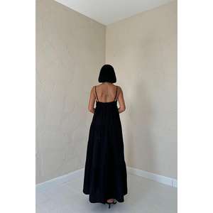 Robe longue noire à bretelles fines et dos nu, taille élastique, en tissu ample et respirant, pour un style décontracté quotidien - Product Image 1