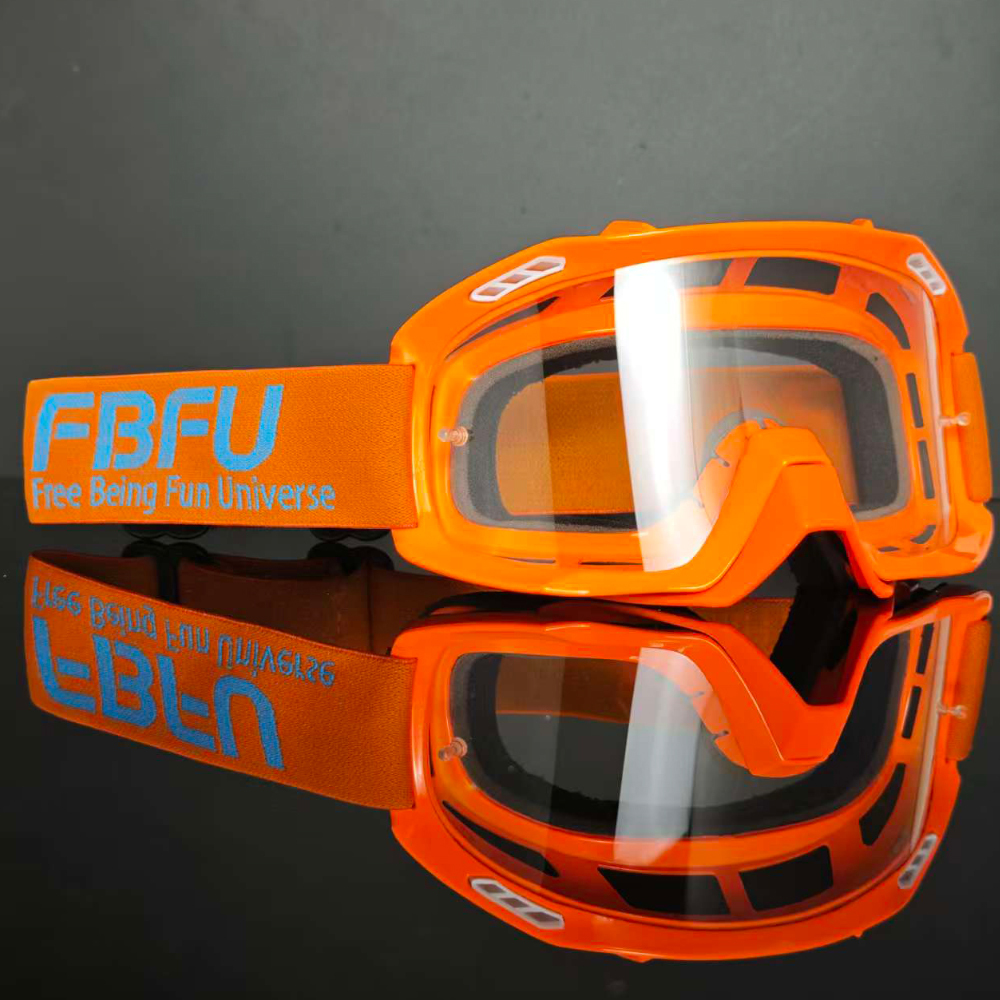 Gafas transparentes con montura naranja.