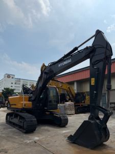 Excavatrice sur chenilles d'occasion Hyundai HX220HD, idéale pour les travaux de fondation et de développement de terrains - Product Image 3
