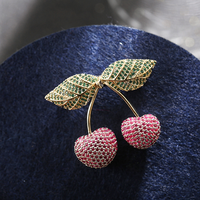 Broche en laiton plaqué or 18 carats avec zircone cubique, motif cerise mignonne pour filles, idéale pour hijab, diamant décoratif, sûre pour les fêtes ou comme cadeau
