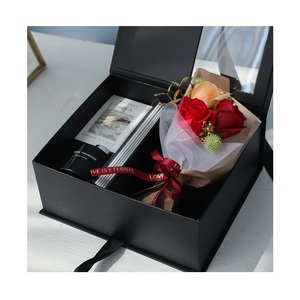 Coffret cadeau de savon en forme de <span class=keywords><strong>rose</strong></span> pour <span class=keywords><strong>la</strong></span> Saint-Valentin, coffret cadeau OEM promotionnel, coffret de fleurs en savon, flacon d'aromathérapie, bouquet pour <span class=keywords><strong>homme</strong></span> - Product Image 1