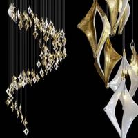 Firelux développe une escalier luxueux haut de gamme pour hôtel-villa avec un lustre en forme de diamant doré et blanc.