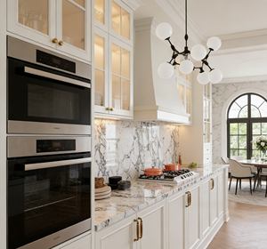 Meubles de cuisine de luxe sur mesure BALOM - Armoires classiques blanches avec un grand espace de rangement et une conception de porte en verre - Product Image 2