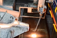 Nouveau Verseur Automatique Machine Fonderie Usine Construction Métal Coulée Machines Pompe Moteur Moteur Roulement Fer Fondu Nouveau