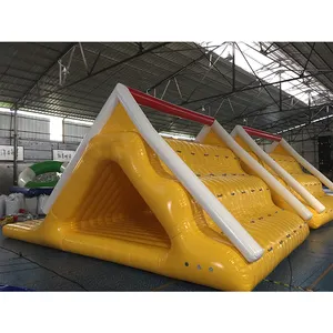 Corrediça de água inflável com parede de escalada brinquedo flutuante para parque de diversões