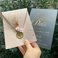 Cartes de mariage élégantes en acrylique givré avec fleurs séchées et sceau de cire, ensemble d'enveloppes en vélin pour une papeterie de mariage bohème chic