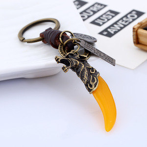 Chaveiro de Resina Wolf Tooth para Homens, Pingente de Bolsa Vintage em Liga de Bronze Antigo com Couro Trançado, Preto e Amarelo - Product Image 3