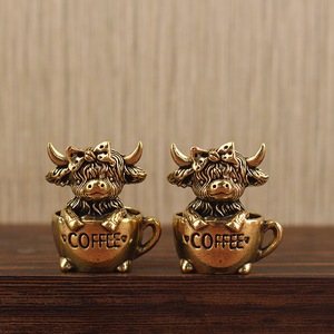 1 pieza Adorno de taza de café de toro de latón, decoración de escritorio retro creativa, artesanía metálica, pequeñas decoraciones para oficina, adorno de té - Product Image 1
