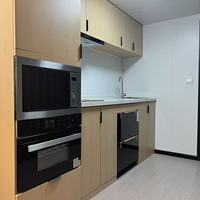 Maison capsule en bois à façade à lattes personnalisée, cabane de glamping modulaire préfabriquée, maison de vacances mobile compacte avec cuisine et salle de bain