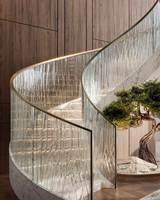 Escalier en arc sur mesure, design luxueux, garde-corps en verre cannelé avec marches en marbre