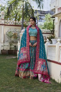 Ensemble Lehenga Choli pour femmes, conçu par des designers, lourdement brodé, pour mariage, fête, tenue de mariée - Product Image 2