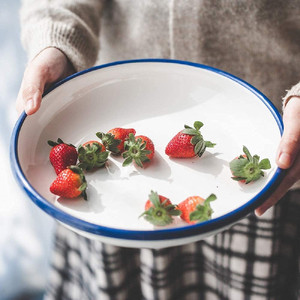 Vaisselle de <span class=keywords><strong>cuisine</strong></span> ronde en émail blanc couleur bleue garniture métallique soupe profonde riz fruits camping assiette en émail rétro - Product Image 4