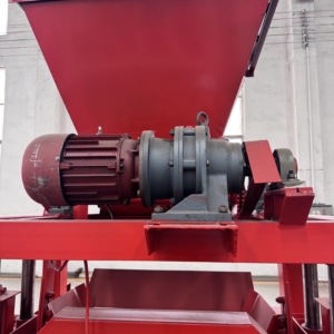 Machine à fabriquer des blocs en interverrouillage à faible investissement avec extrudeuse à vide pour la construction, fonctionnement manuel QT4-35, profit maximal - Product Image 4