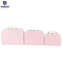 Vente en gros Emballage de boîte-cadeau pour bébé fait main personnalisé Jouet décoratif Valise en forme de valise en carton avec poignée