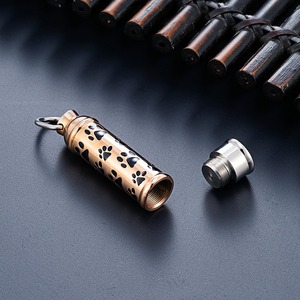 Nuevo Collar Conmemorativo para Cenizas de Mascotas, Colgante Cilíndrico con Huellas, Urna, Botella de Perfume, Hecho de Acero Inoxidable - Product Image 3