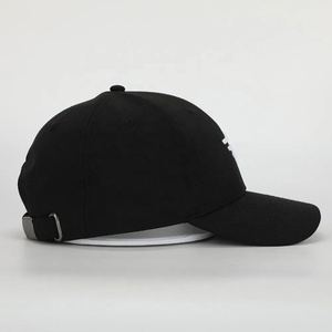 Gorra de Béisbol Deportiva Personalizada al por Mayor con Logotipo Bordado en 3D, 6 Paneles, de Alta Calidad, Impermeable, de Poliéster Negro, para Hombre y Mujer, con Detalles Metálicos - Product Image 4