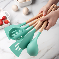 Ensemble d'ustensiles de cuisine en silicone 12 pièces avec manche en bois, spatule, cuillère, louche et support de rangement pour la cuisine à domicile