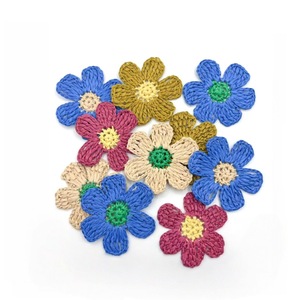 Appliques florales multicolores en raphia tissé à la main pour la décoration de vêtements et sacs DIY - Product Image 1