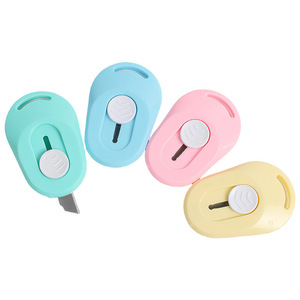 Couteau utilitaire miniature portable couleur bonbon, lame en acier inoxydable, coupe-papier, ouvre-emballage pour étudiants, design mignon, en plastique - Product Image 1