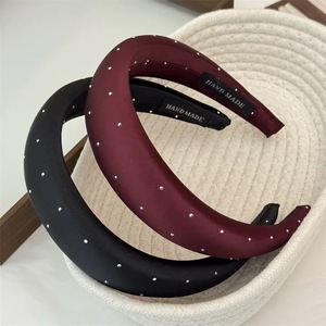 Serre-tête large en satin avec strass et points, léger et rembourré, pour usage quotidien - Product Image 3