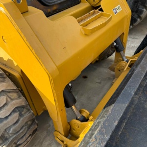 รถตักล้อยางมือสองคุณภาพสูง Caterpillar 246D รับน้ำหนักได้ 1 ตัน น้ำหนักตัวเครื่อง 3.4 ตัน ชั่วโมงการทำงานต่ำ รุ่นปี 2020 กำลังไฟ 55 กิโลวัตต์ - Product Image 4