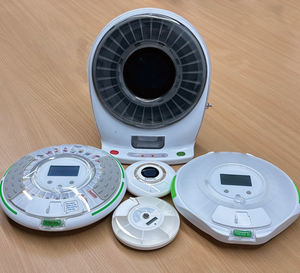 卸売カスタム2025 ZOOMCARE 28日間のリマインダー薬オーガナイザースマート自動ピルディスペンサー9アラームLCDディスプレイ付き - Product Image 1