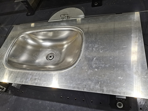 Station de polissage robotisée intégrée à effet miroir pour le polissage des surfaces d'éviers en acier inoxydable - Product Image 5