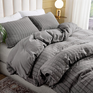 Suministro de comercio exterior transfronterizo: Juego de tres piezas de ropa de cama nórdica de fibra sintética con rayas y textura seersucker para el hogar. - Product Image 3