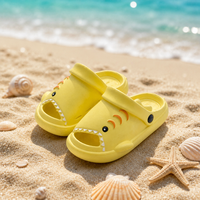 Sabots pour enfants style requin jaune en gros, prix d'usine, chaussures de jardin en EVA légères, sandales de plage antidérapantes pour tout-petits
