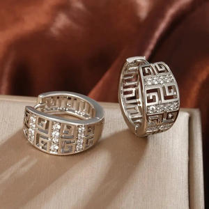 Pendientes Huggie Geométricos Clásicos de Plata 925 con Cristales de Estrás en Canal, para Uso Diario de Mujer - Product Image 5