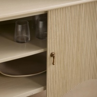 Buffet en chêne crème américain moderne Peerless, taille personnalisable, buffet arqué cannelé, console imposante en bois dur nervuré de luxe