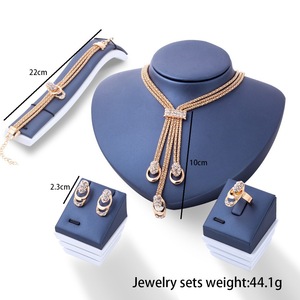 Magnifique <span class=keywords><strong>Ensemble</strong></span> Quatre Pièces de Bijoux en Cristal Plaqué Or Véritable 18 Carats pour Femme, Idéal pour Mariage, Fête ou Fiançailles – Collier, Bracelet, Bague - Product Image 3