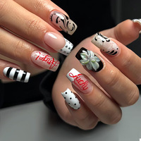 Uñas postizas de moda estilo Y2K con diseño de estrella y remolino, base nude, forma ataúd larga, arte de uñas gráfico en blanco y negro con pequeños detalles de diamantes de imitación.
