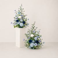 Rangkaian Bunga Sutra Buatan Tangan dengan Dudukan Resin Delphinium Biru Hydrangea Putih Dekorasi Pernikahan Modern Mewah Dapat Digunakan Kembali