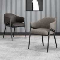 Chaise de salle à manger moderne rembourrée avec accoudoirs, dossier ouvert en forme de barillet, siège en cuir PU, pieds en métal pour la maison, le bureau et les salles à manger d'hôtel