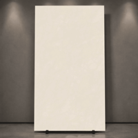 Des dalles de pierre frittée Sharon Amy Yellow de 900x1800 mm, revêtues d'un vernis, sont utilisées pour le mur de fond du projet.