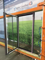 Ventana abatible de aluminio de alta eficiencia energética con triple acristalamiento y rejillas.